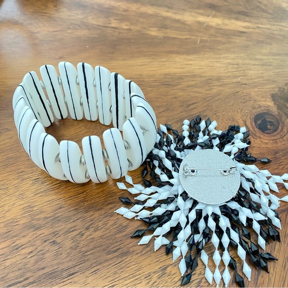 Elegant Black and White Bracelet Set - Picture 2 of 2